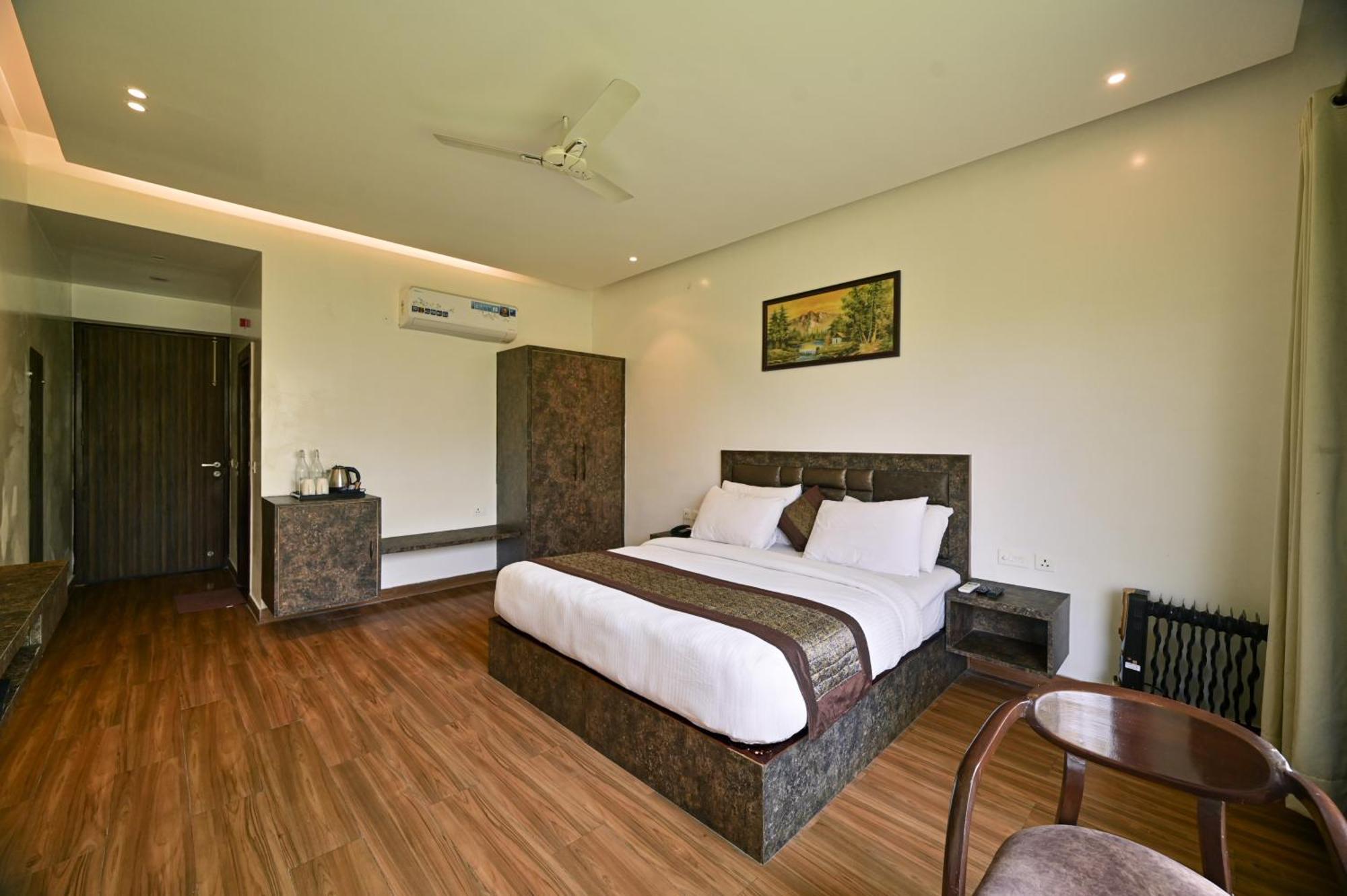 Aavaas Hill Resort ลันส์โดว์นี ภายนอก รูปภาพ