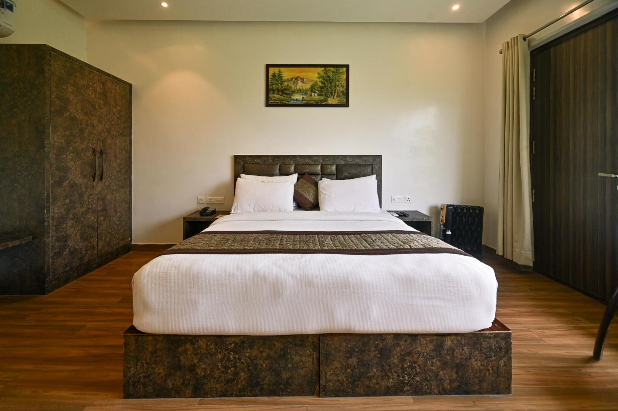 Aavaas Hill Resort ลันส์โดว์นี ภายนอก รูปภาพ